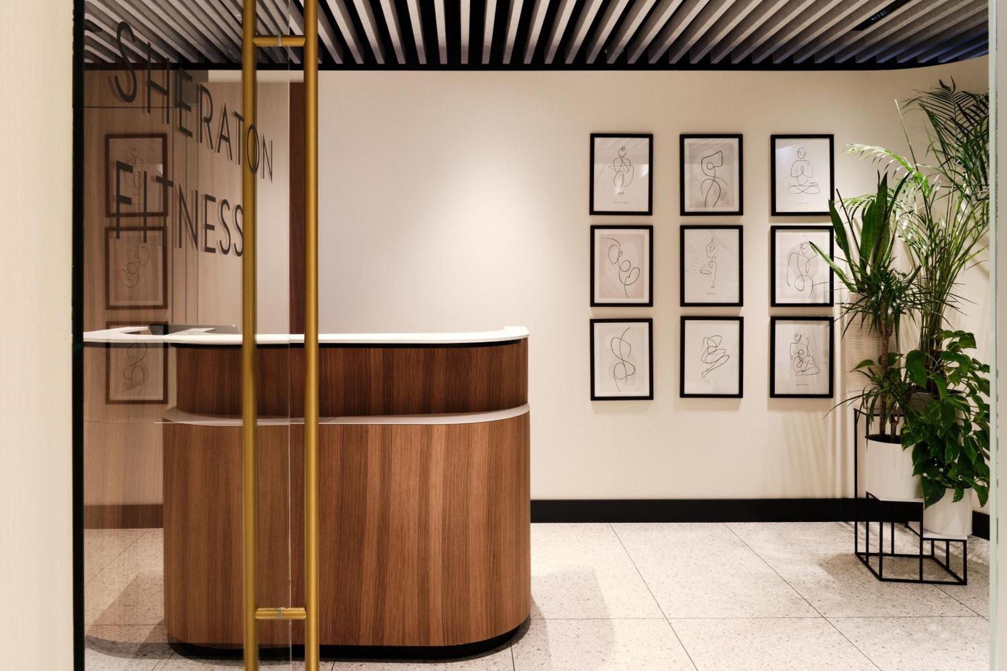 Sheraton Grand Warsawa Bagian luar foto Entrance to the business lounge at the airport