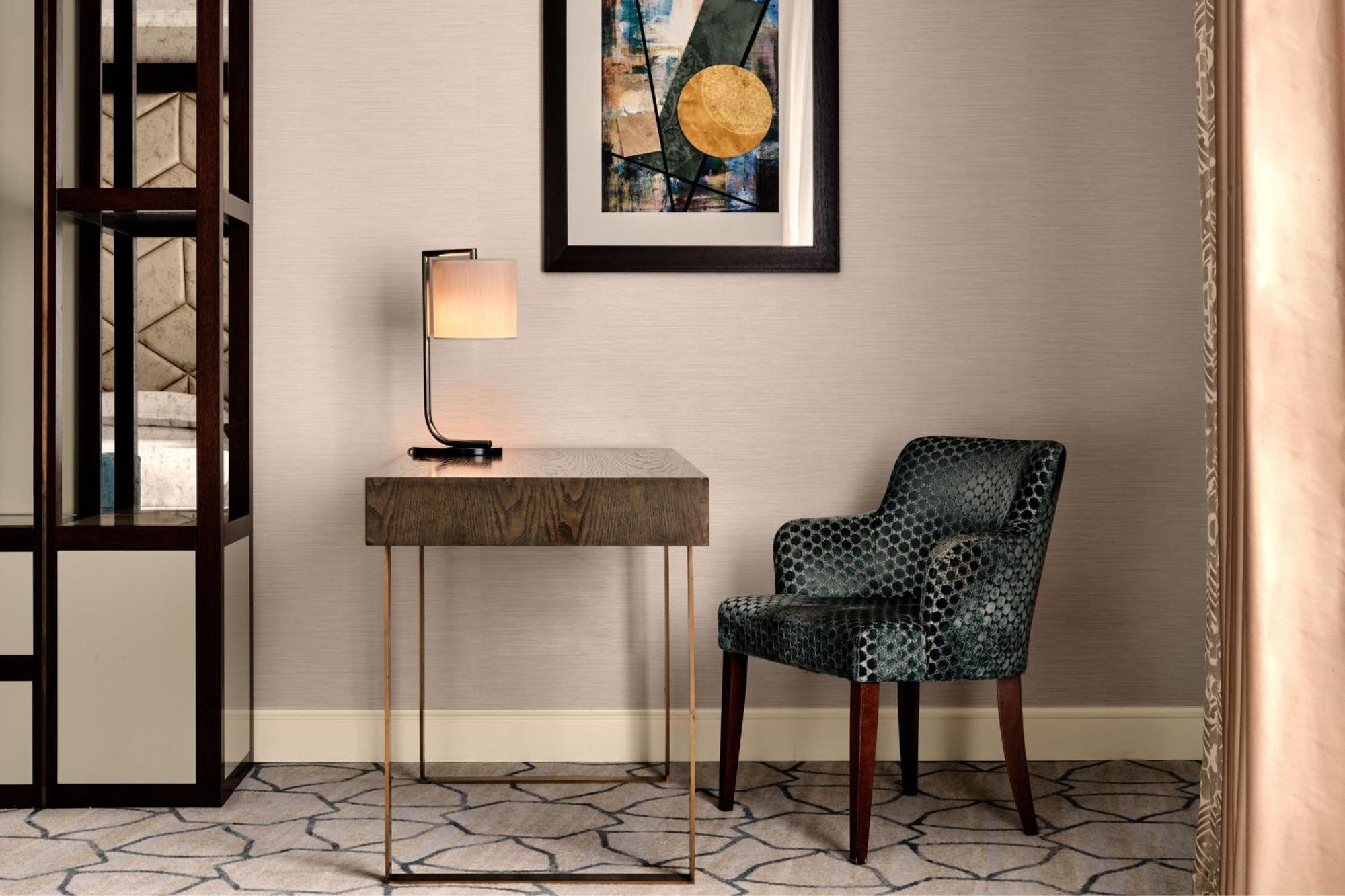 Sheraton Grand Warsawa Bagian luar foto A chair and a table