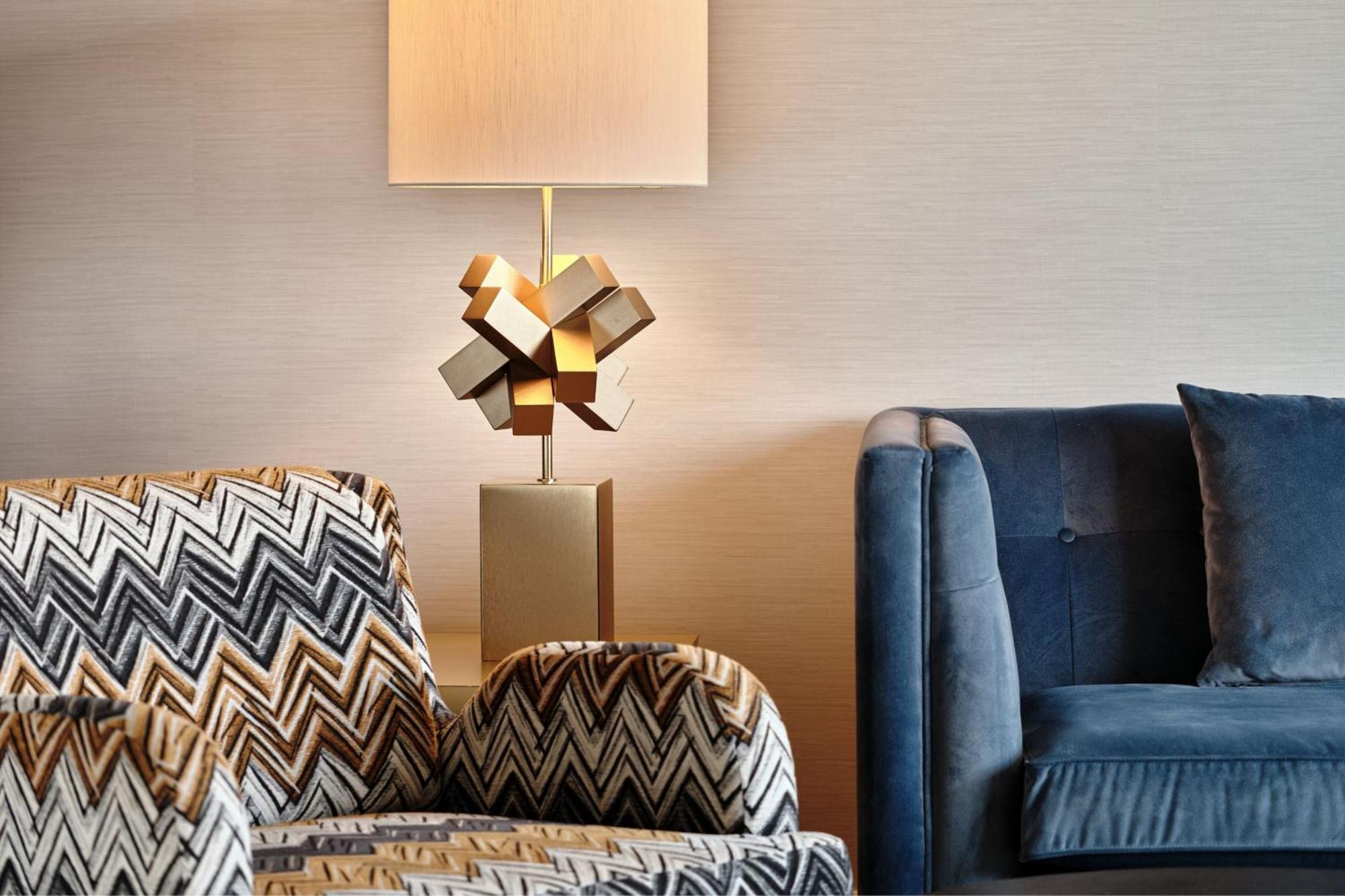 Sheraton Grand Warsawa Bagian luar foto A table lamp