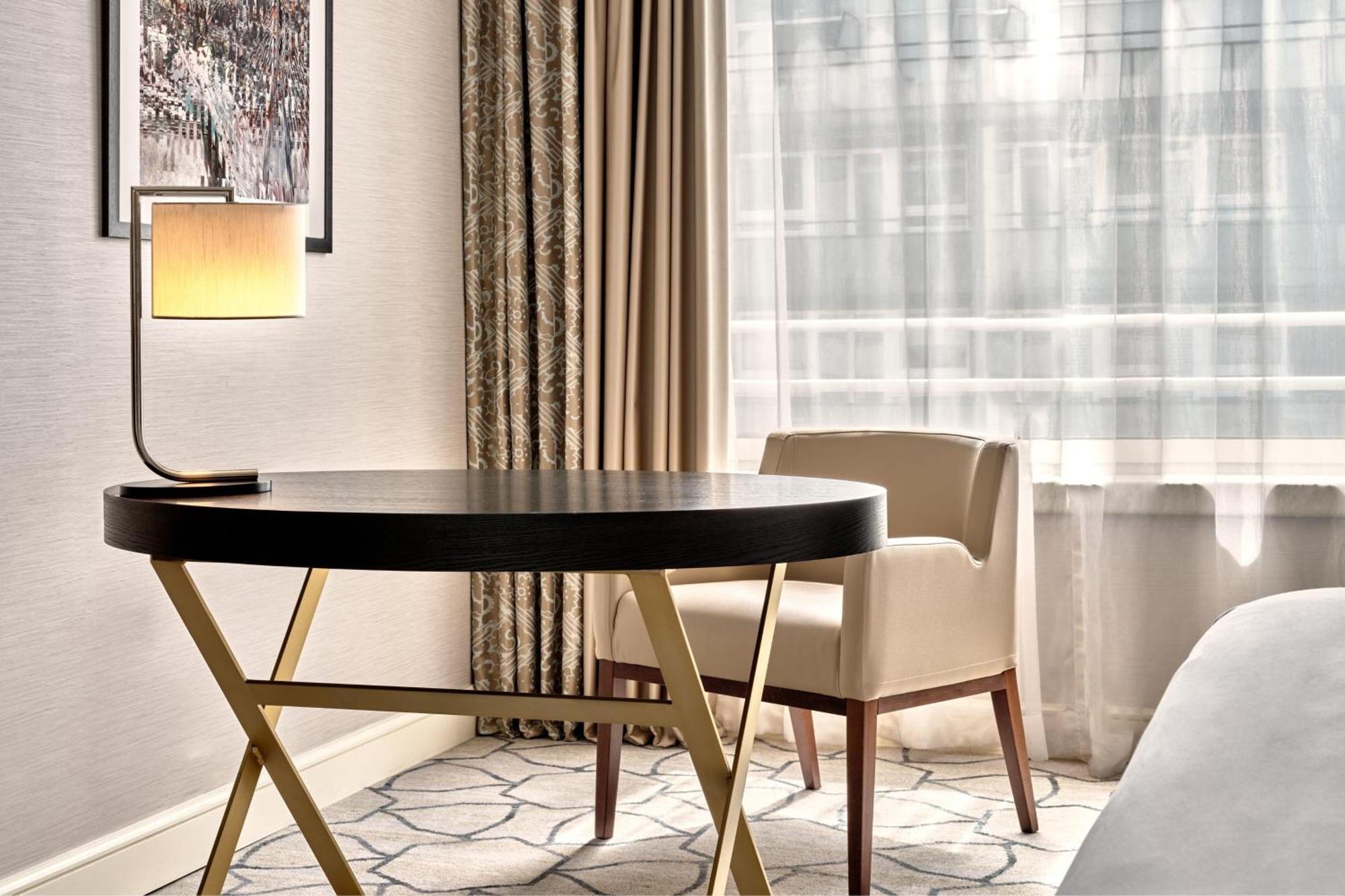 Sheraton Grand Warsawa Bagian luar foto A table and chair