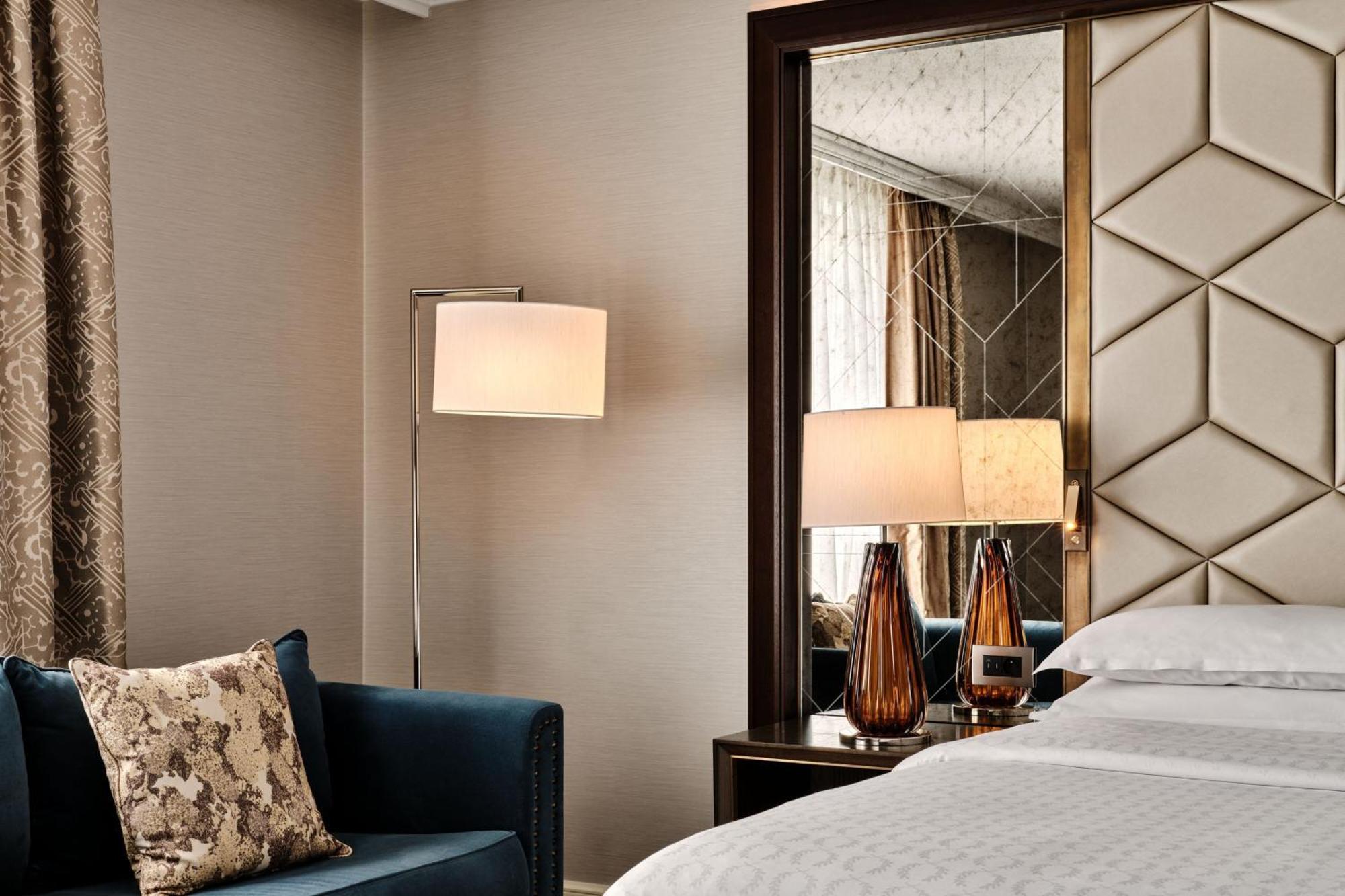 Sheraton Grand Warsawa Bagian luar foto A guest room at the Four Seasons Hotel