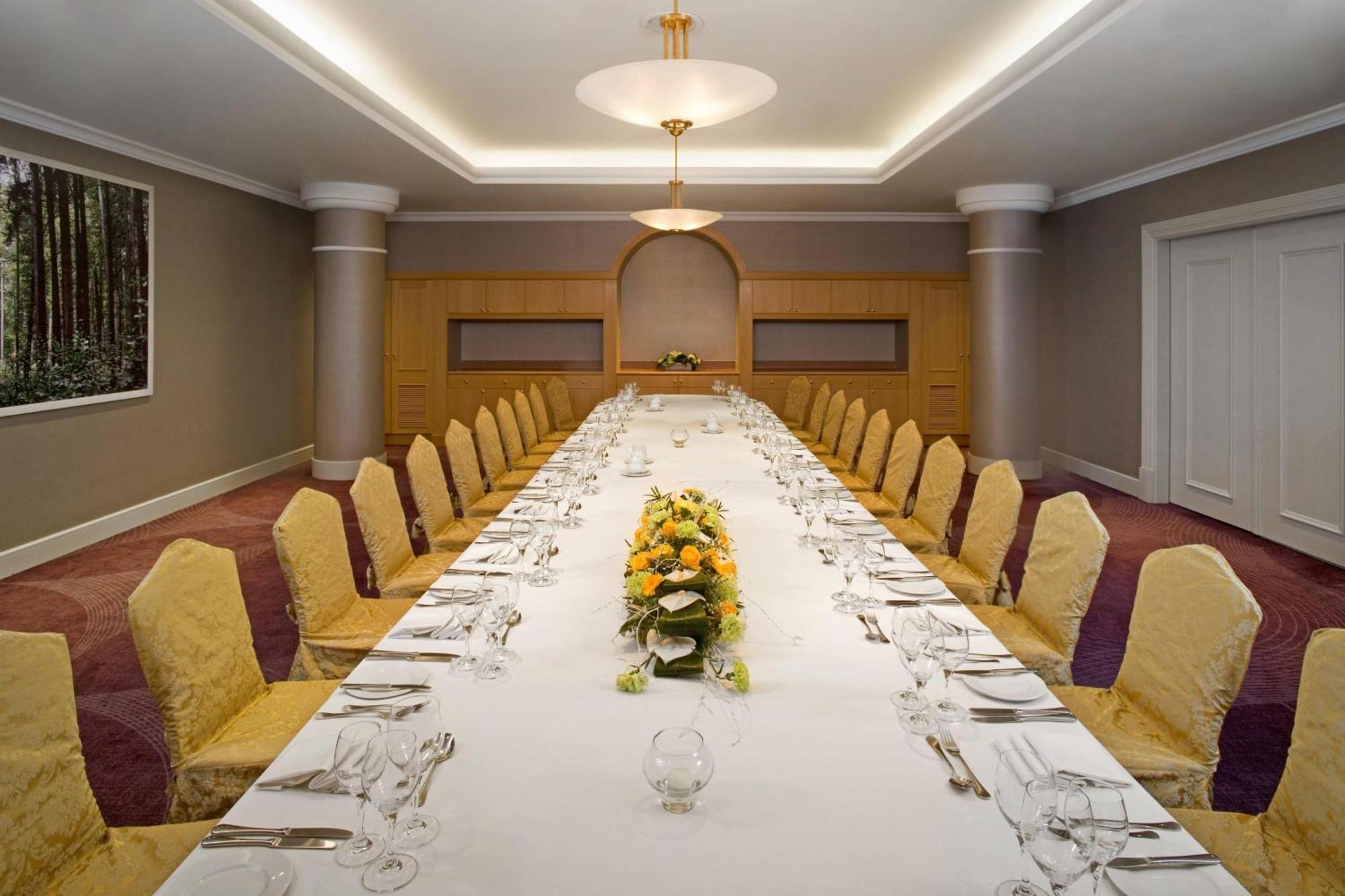 Sheraton Grand Warsawa Bagian luar foto The boardroom at the InterContinental London