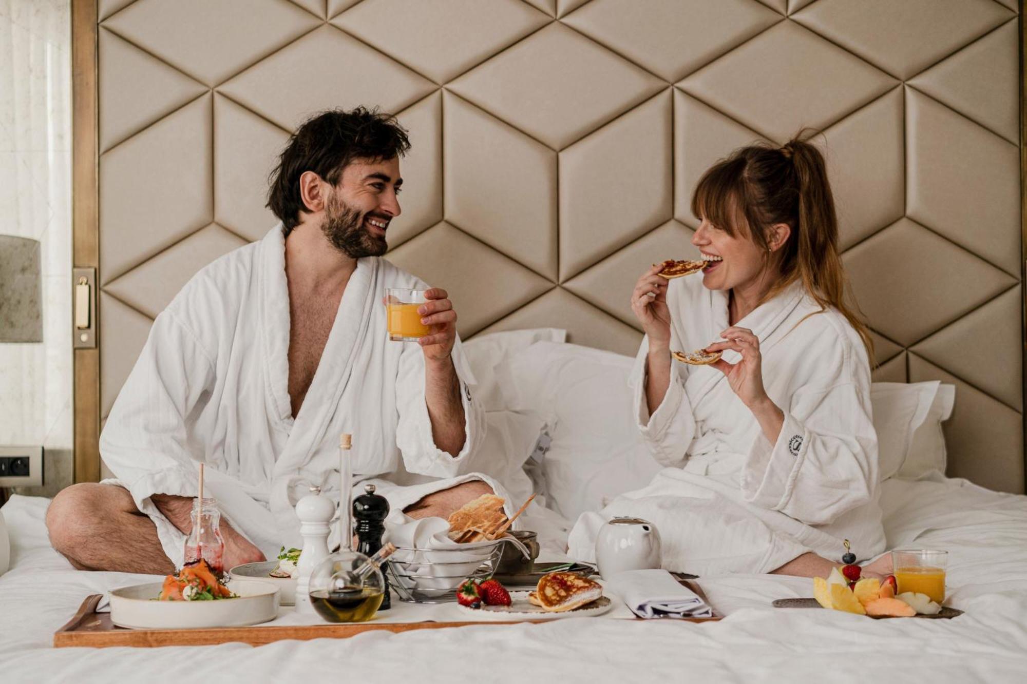 Sheraton Grand Warsawa Bagian luar foto In-room dining at the Mandarin Oriental, Barcelona